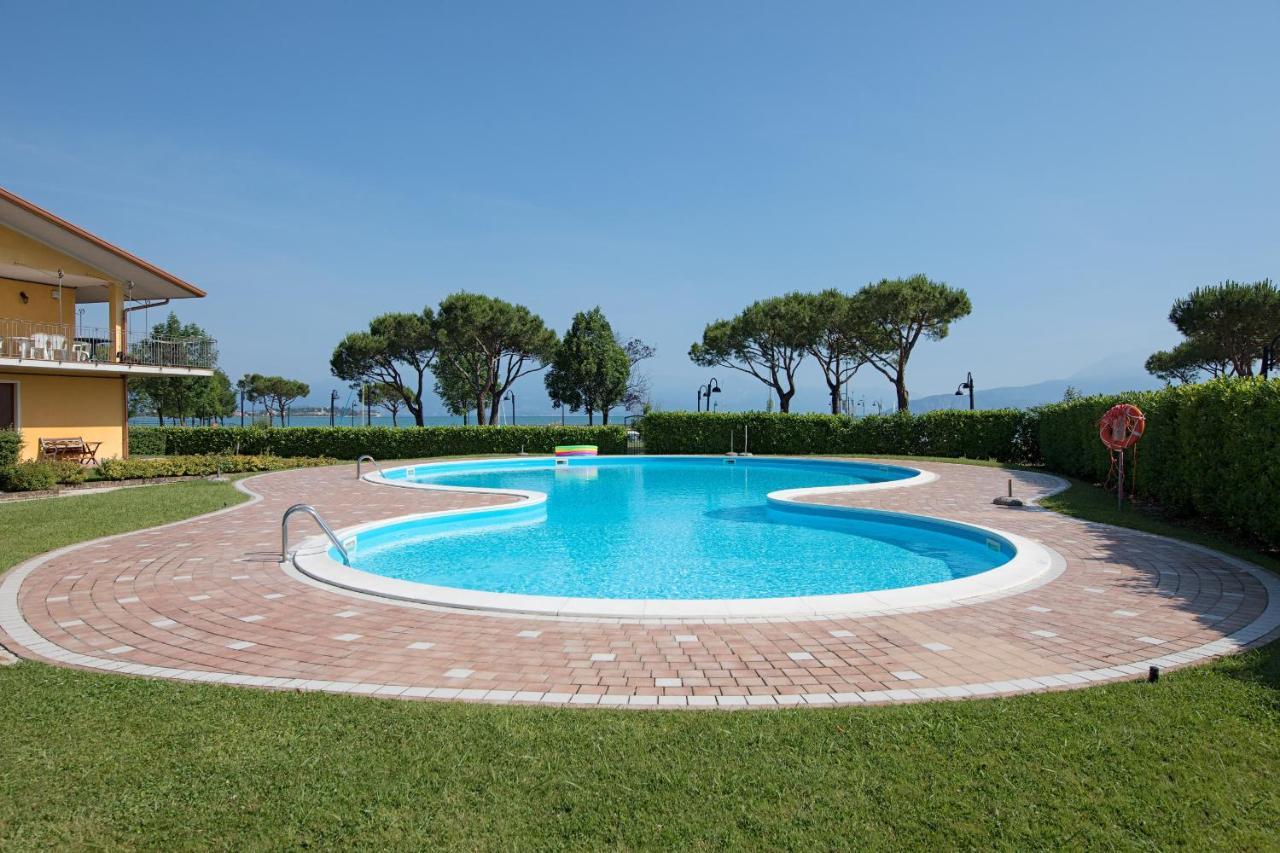 I Mosaici Apartments By Wonderful Italy Sirmione Bagian luar foto