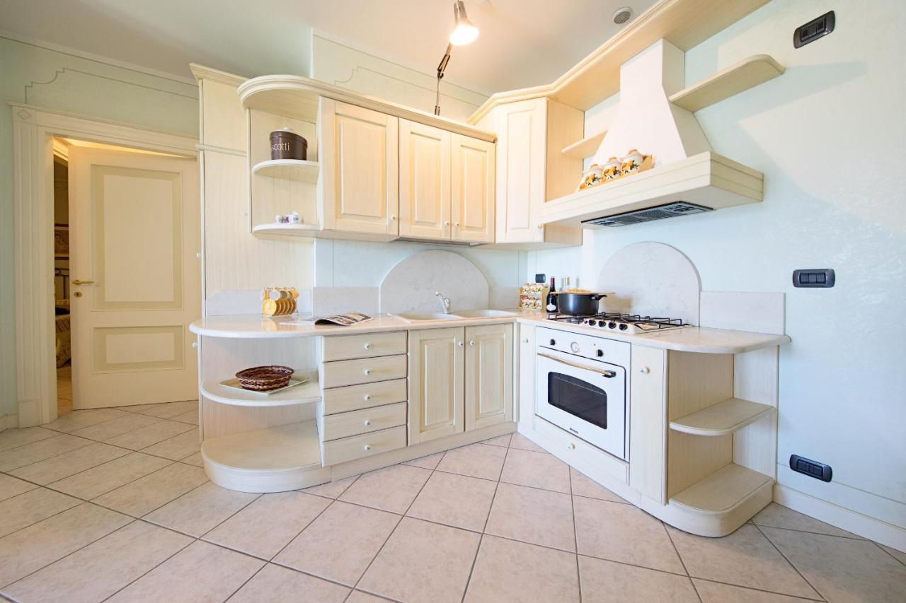 I Mosaici Apartments By Wonderful Italy Sirmione Bagian luar foto