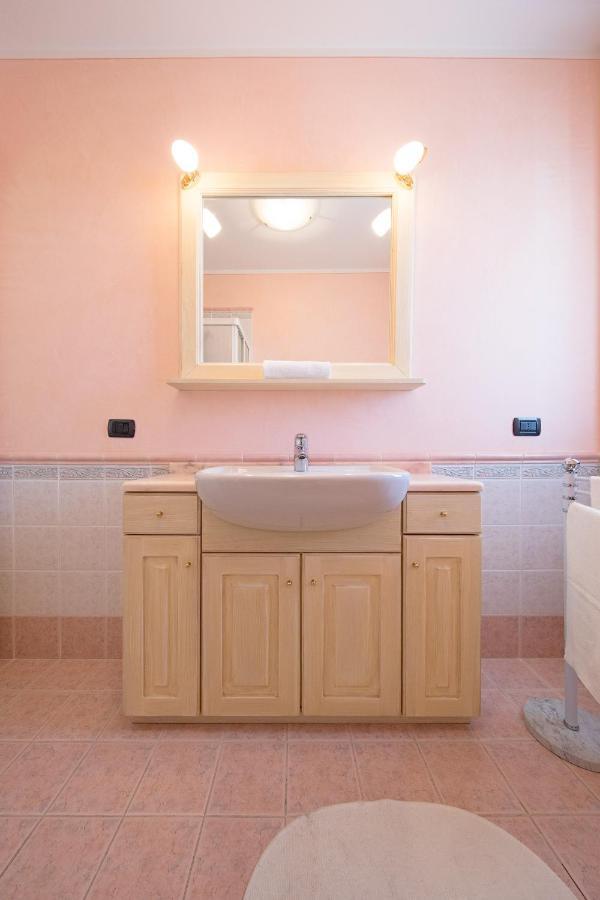 I Mosaici Apartments By Wonderful Italy Sirmione Bagian luar foto