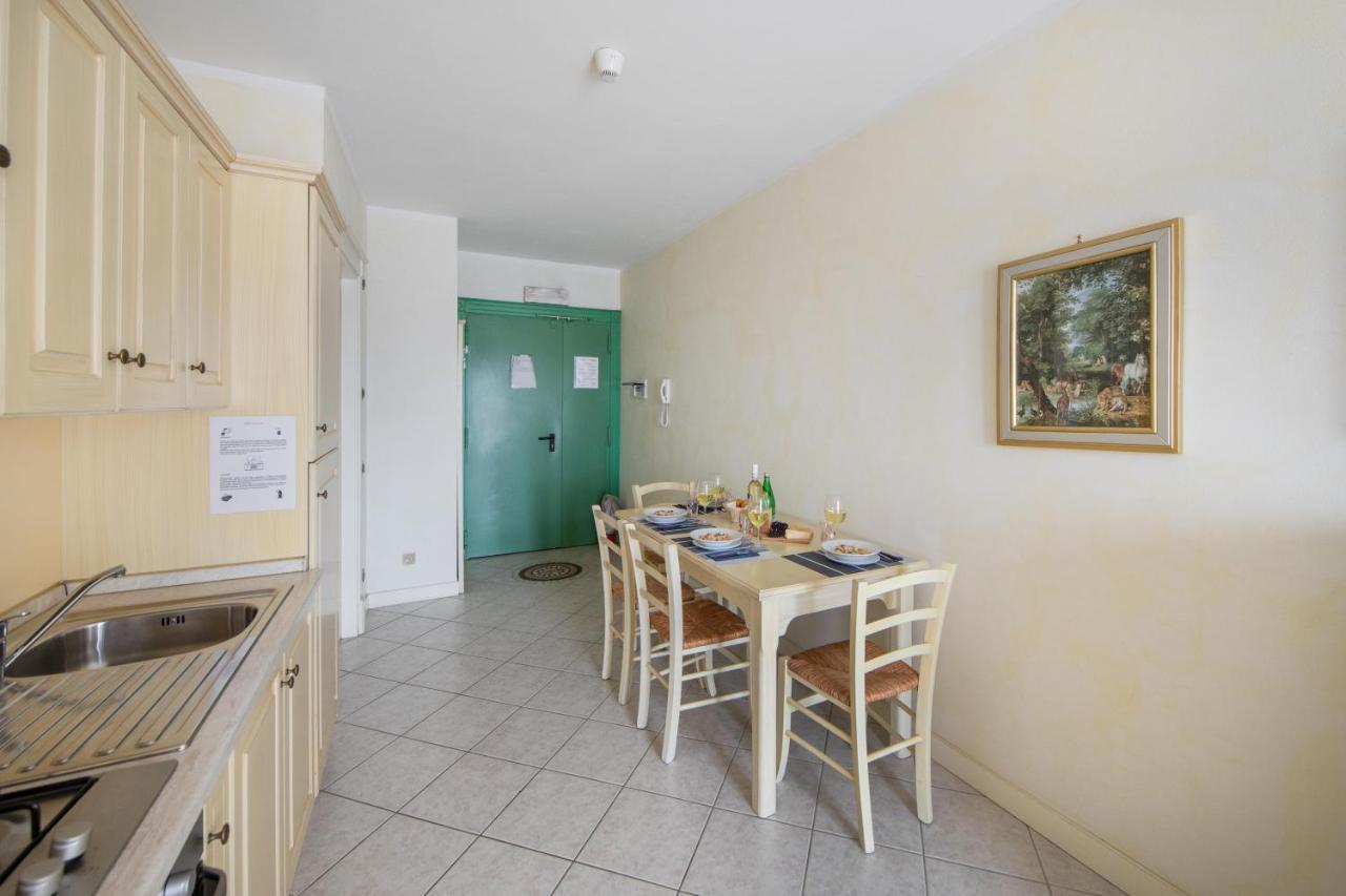 I Mosaici Apartments By Wonderful Italy Sirmione Bagian luar foto